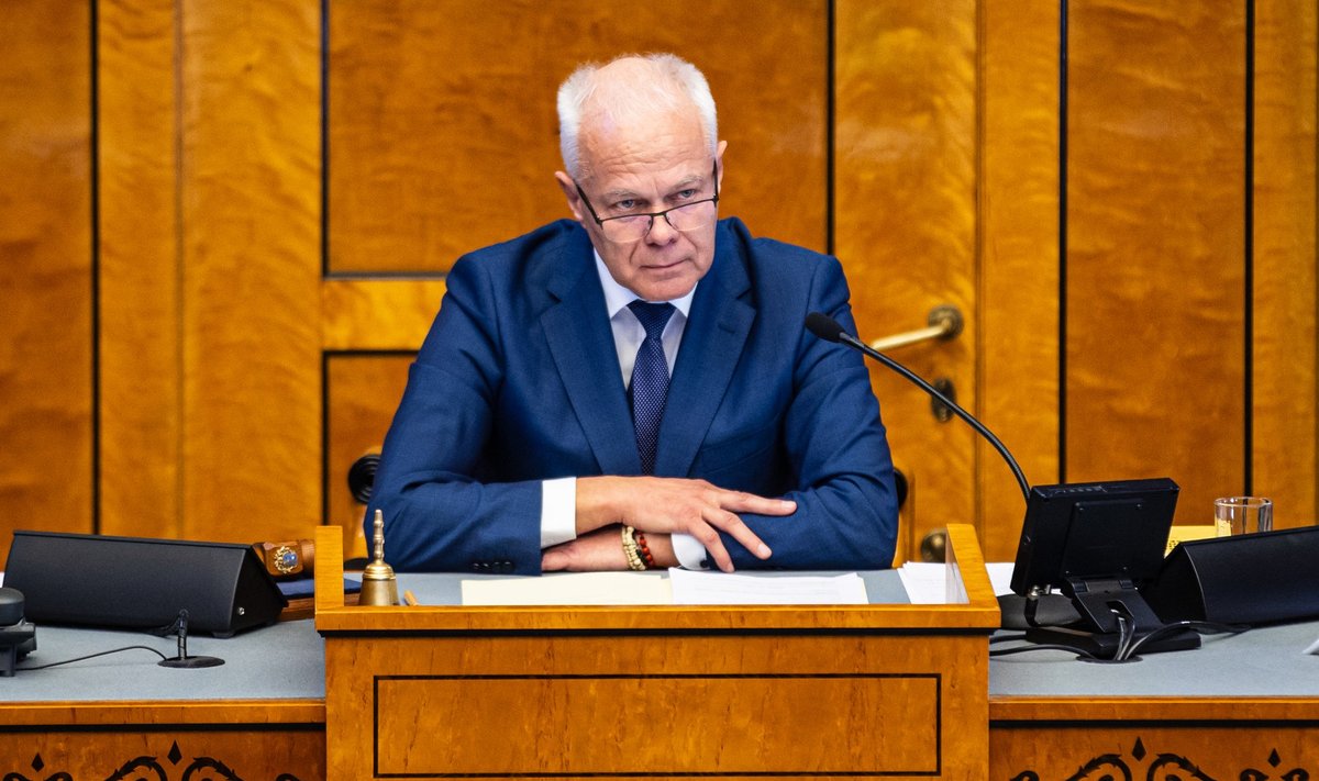 Riigikogu aseesimees Toomas Kivimägi juhtis eile ajaloolist istungit hetkel, mil parlamendi enamus hääletas ettepaneku poolt keelata ühe eelnõu puhul võimalus muudatusettepanekute arutamisel vaheaegade võtmiseks. 