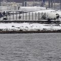 FOTOD ja VIDEO: Reisilennuk sõitis New Yorgis maandumisrajalt välja ja jäi merelahe veepiiril pidama