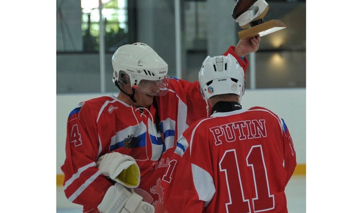 Niinistö (vasakul) ja Putin (paremal) mängisid jäähokit, igaks juhuks mitte vastastena, vaid ühes meeskonnas.   Foto: RIA Novosti/Scanpix