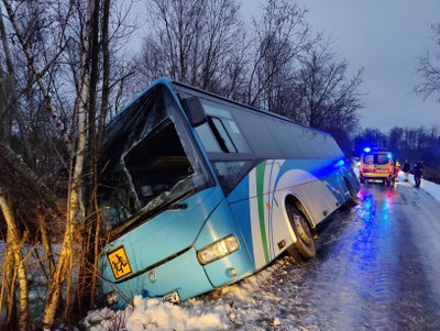 Через дверь покинуть автобус было нельзя