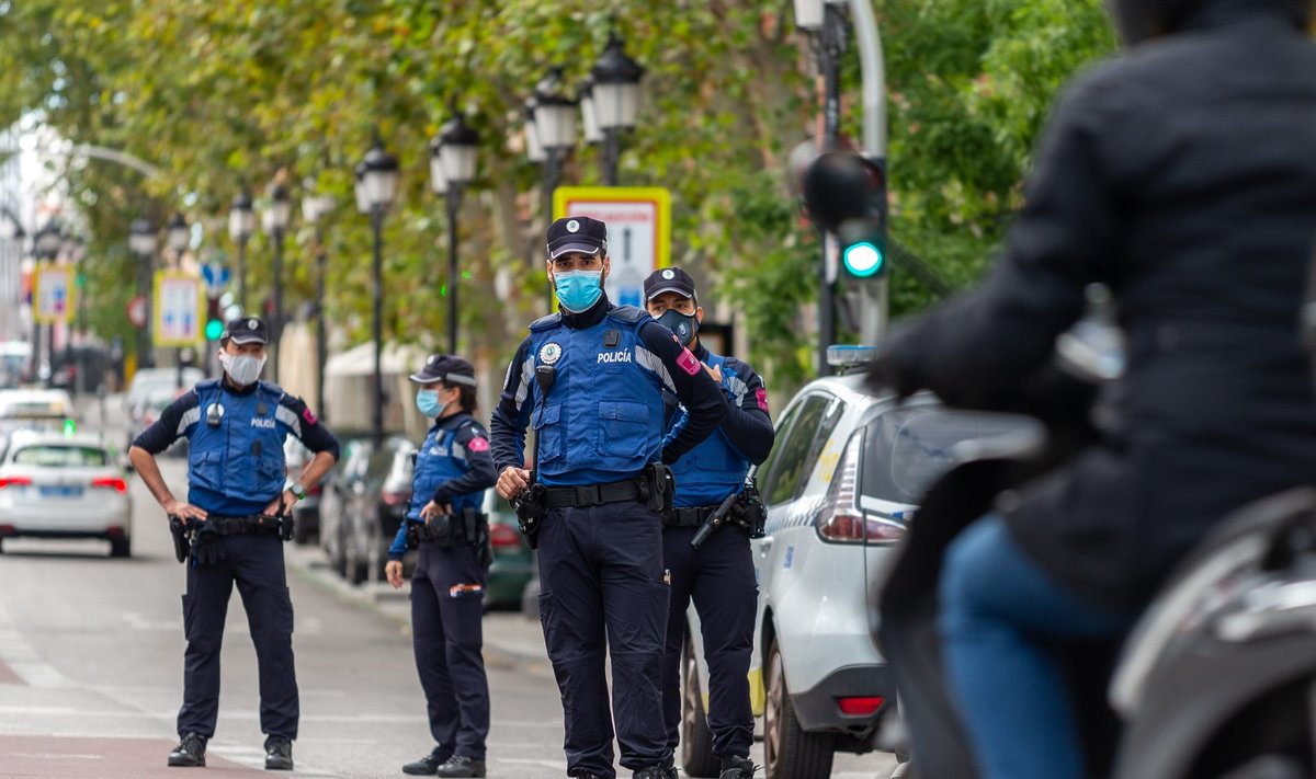Politsei jälgib reedel Madridis kehtestatud liikumispiirangutest kinni pidamist.