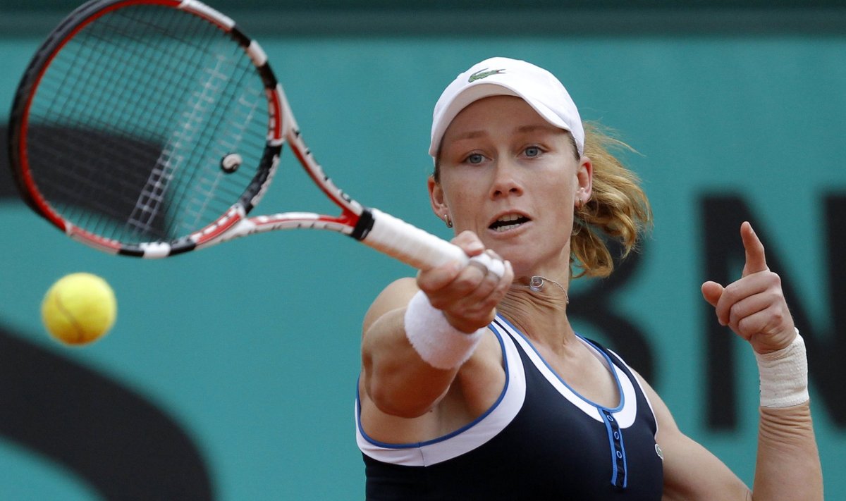 Samantha Stosur of Australia returns the ball to Justine Henin of Belgium during the French Open tennis tournament at Roland Garros in Paris May 31, 2010. REUTERS/Benoit Tessier (FRANCE - Tags: SPORT TENNIS)