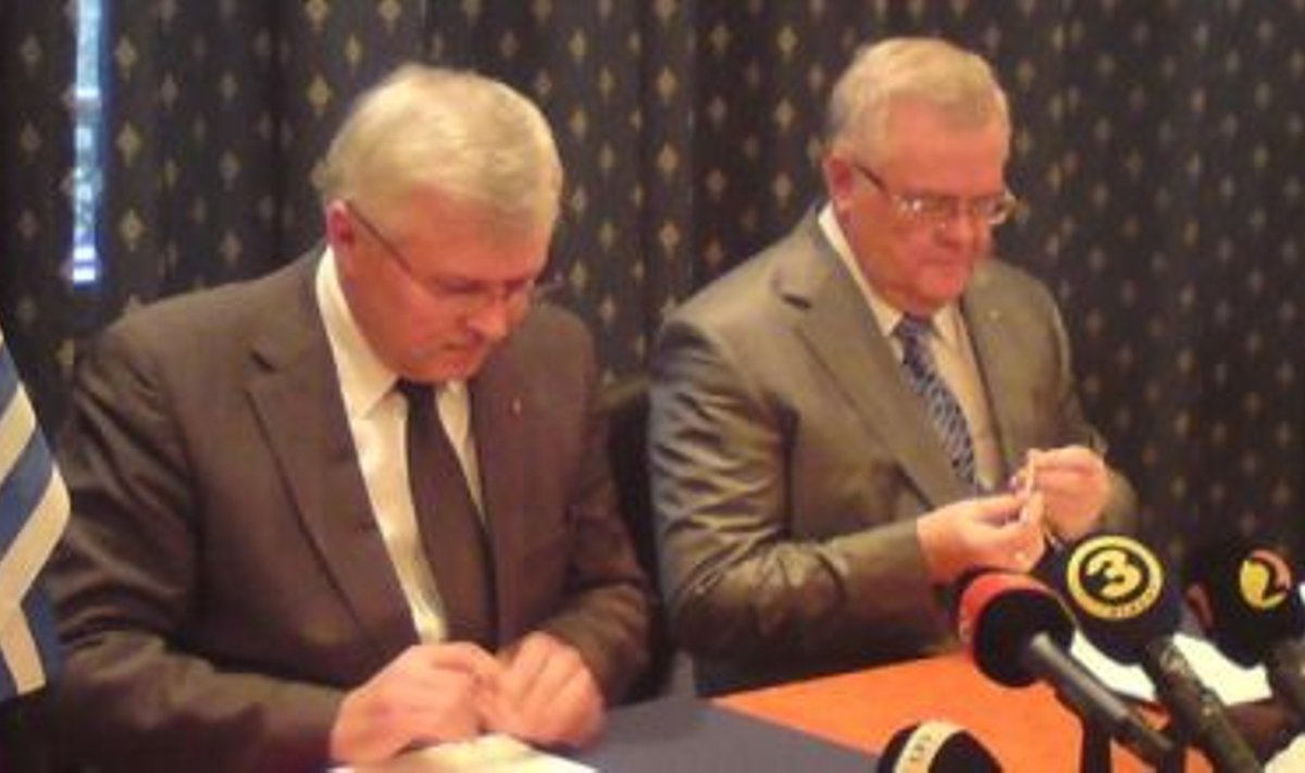 Jüri Pihl ja Edgar Savisaar koalitsioonilepet sõlmimas