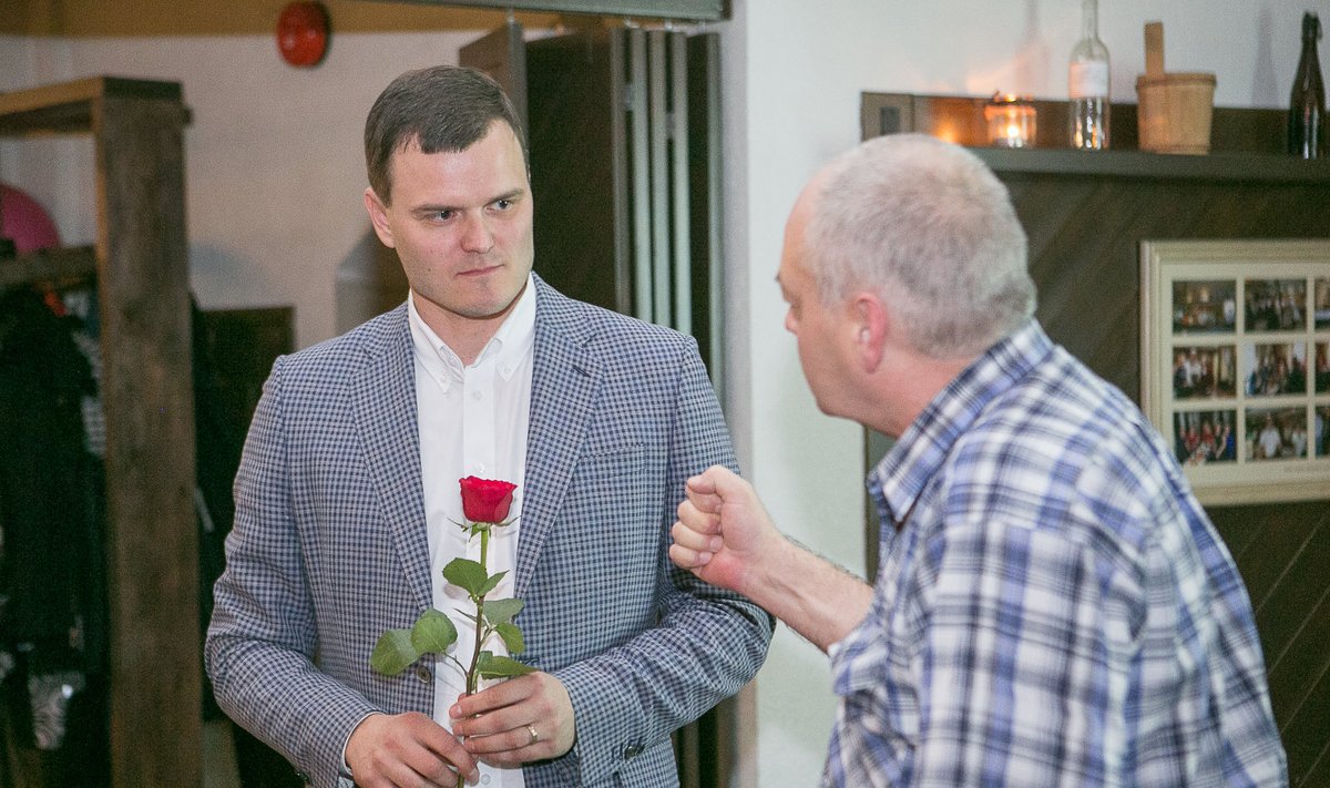 Madis Kallas võttis õnnitlusi vastu nii paremalt kui vasakult ja sai ühelt pöidlahoidjalt ka sotsiaaldemokraatide sümboliks oleva punase roosi.