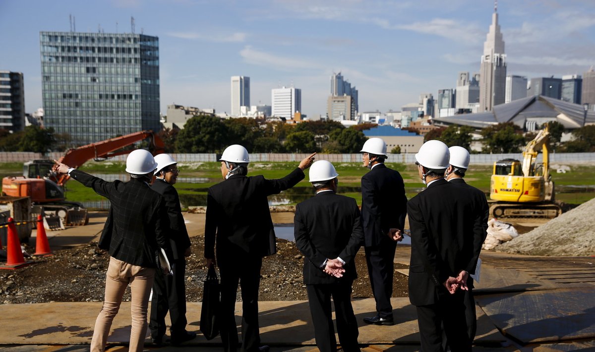 Jaapani spordinõukogu liikmed vaatavad üle Tokyo olümpiastaadioni tulevast asupaika.