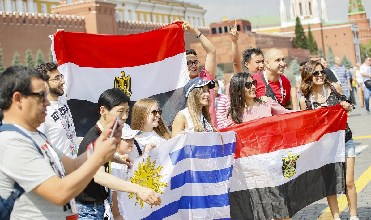 Veel paar päeva tagasi platsil kohtunud Egiptuse ja Uruguay koondiste fännid poseerisid Punasel väljakul hea meelega üheskoos.