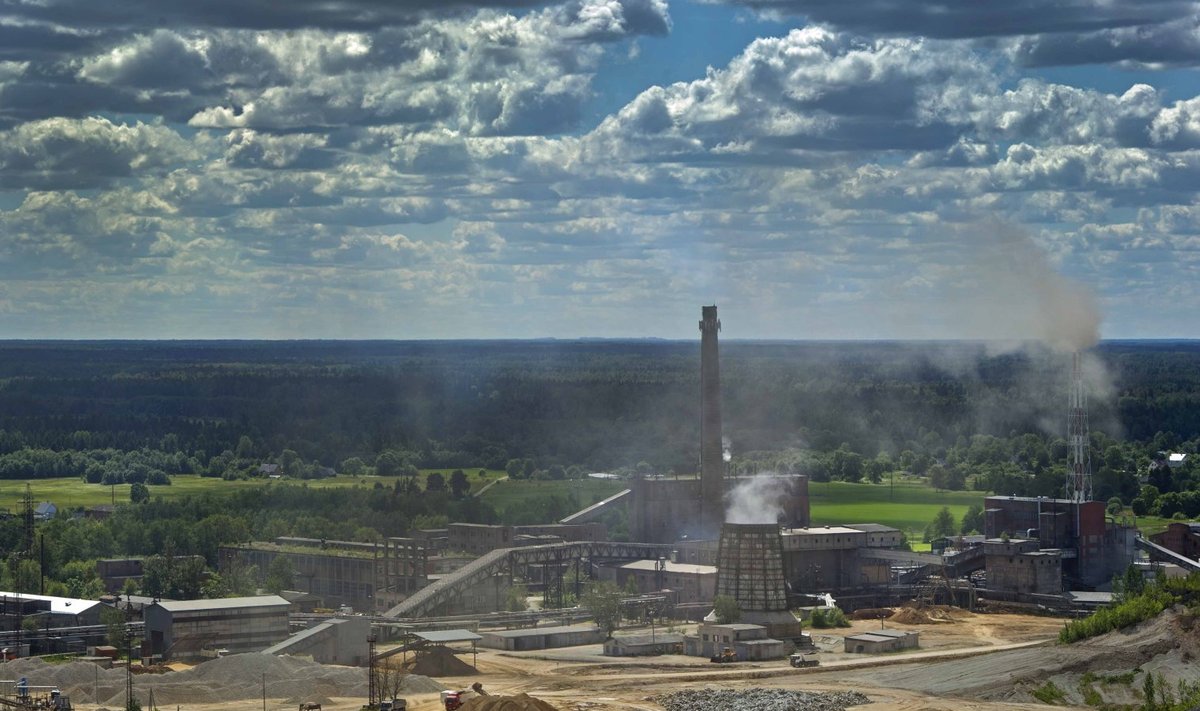 KUIDAS KIVIST ÕLI VÄLJA PIGISTADA: Eesti kolmest põlevkiviõlitööstusest väikseim, Kiviõli keemiatööstus veab põlevkivi reaktorisse, kuumutab sadade kraadideni, pressib õli välja ja viib jääkained prügilasse.