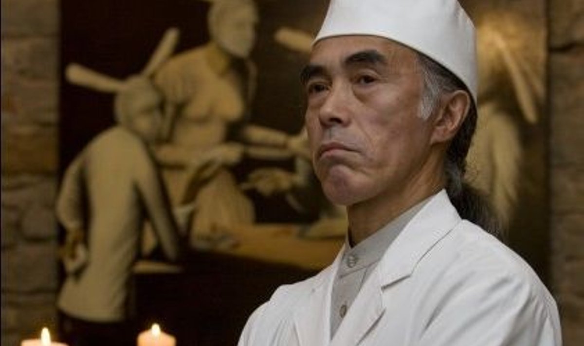 Kazumi Hamaya on Jaapani köögi meisterkokk, kes oskab sushi  kaunistuseks valgest redisest kas või kalavõrgu välja lõigata.