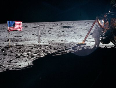 TÄHTIS TÖÖ: Neil Armstrong kuumoodulit putitamas. USA lipp juba lehvib.