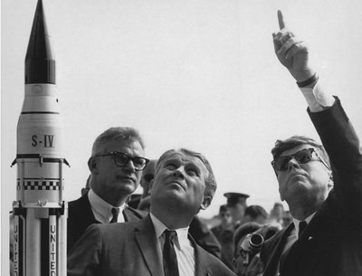 KUULE! NASA kuuprogrammi üks peaarhitekte Wernher von Braun ja president John F. Kennedy.