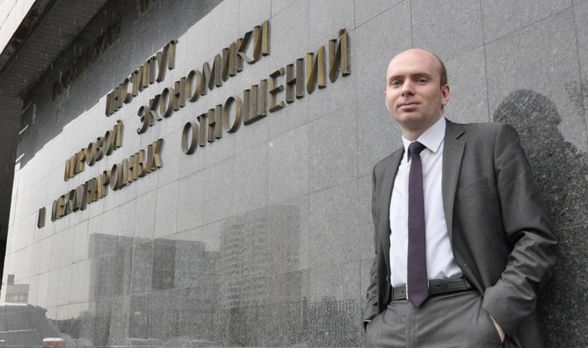 Sergei Utkin IMEMO instituudi ees Moskvas. Eksperdina usub ta, et peagi sõlmitavast Eesti–Vene piirilepingust on mõlemale riigile võrdselt kasu.