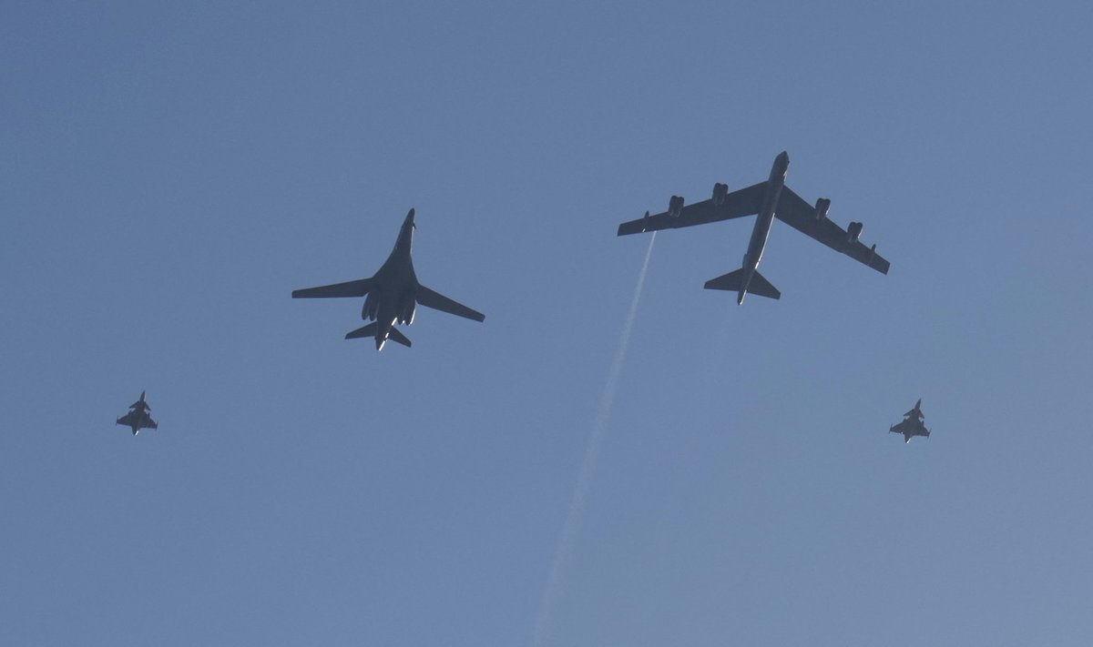 USA pommitajad B-1B Lancer ja B-52 Stratofortress ning Rootsi hävitajad JAS 39 Gripen eile Stockholmi kohal