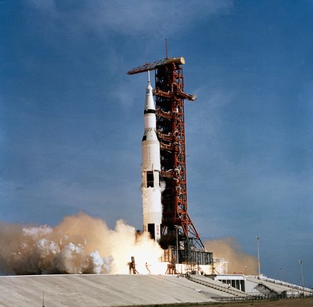 SUUR PAUK: Saturn V kanderakett koos Apollo 11 meeskonnaga stardib Kuu poole. Saturn V on jätkuvalt inimkonna ajaloo võimsaim kanderakett.