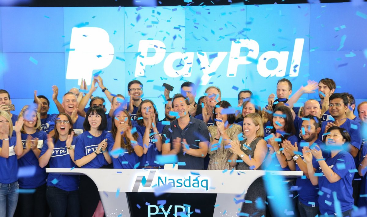 PayPali töötajad ja ettevõtte juht Dan Schulman (keskel) võivad rõõmustada.