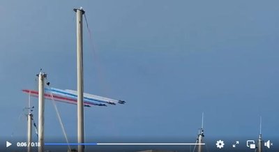 Postitatud videost on samuti näha, kuidas lennukite positsioon on õige, sest valge suits paistab alguses teiste värvide vahelt