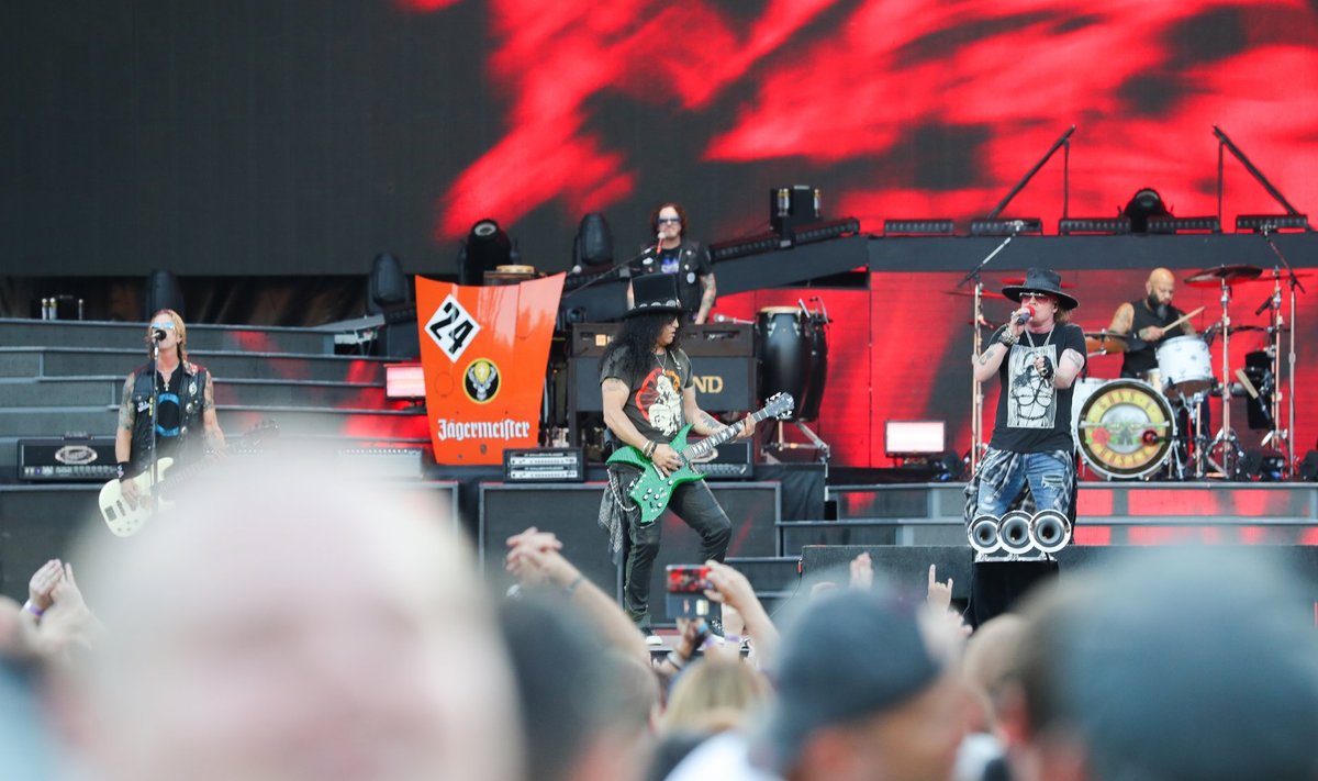 Guns N’Roses esmaspäeva õhtul Tallinnas – ees keskel kitarrist Slash ja vasakul bassimängija Duff McKagan.