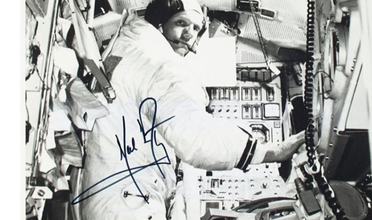 Apollo 11 missiooniga seotud oksjonile pandud Neil Armstrongi allkirjastatud foto.