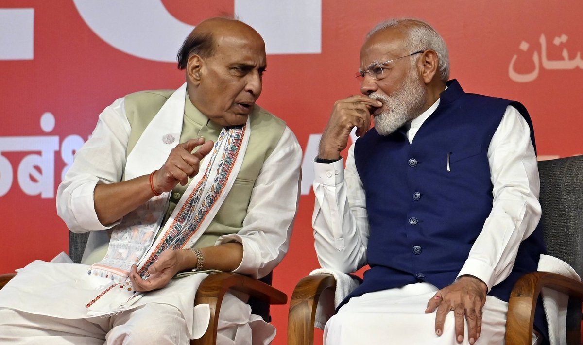 Võit maitseb mõrult. Kaitseminister Rajnath Singh (vasakul) ja peaminister Narendra Modi pärast India valimistulemuse selgumist