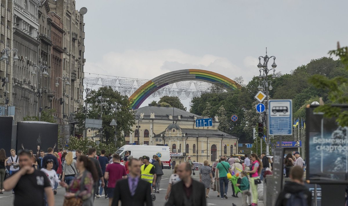 Kiievi tänavapilti ilmunud pooliku vikerkaare kujutis sümboliseerib uue ja vana põrkumist ning soovi olla avatud ja läänelik, aga ka iganenud mõtteviisi takerdumist.