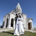 ВИДЕО | Свадьба во время войны. В Нагорном Карабахе пара решила венчаться прямо в разрушенном соборе