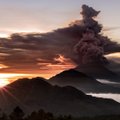 FOTOD | Balil purskab Agungi vulkaan suitsupilvi, tuhanded turistid on saarel lõksus