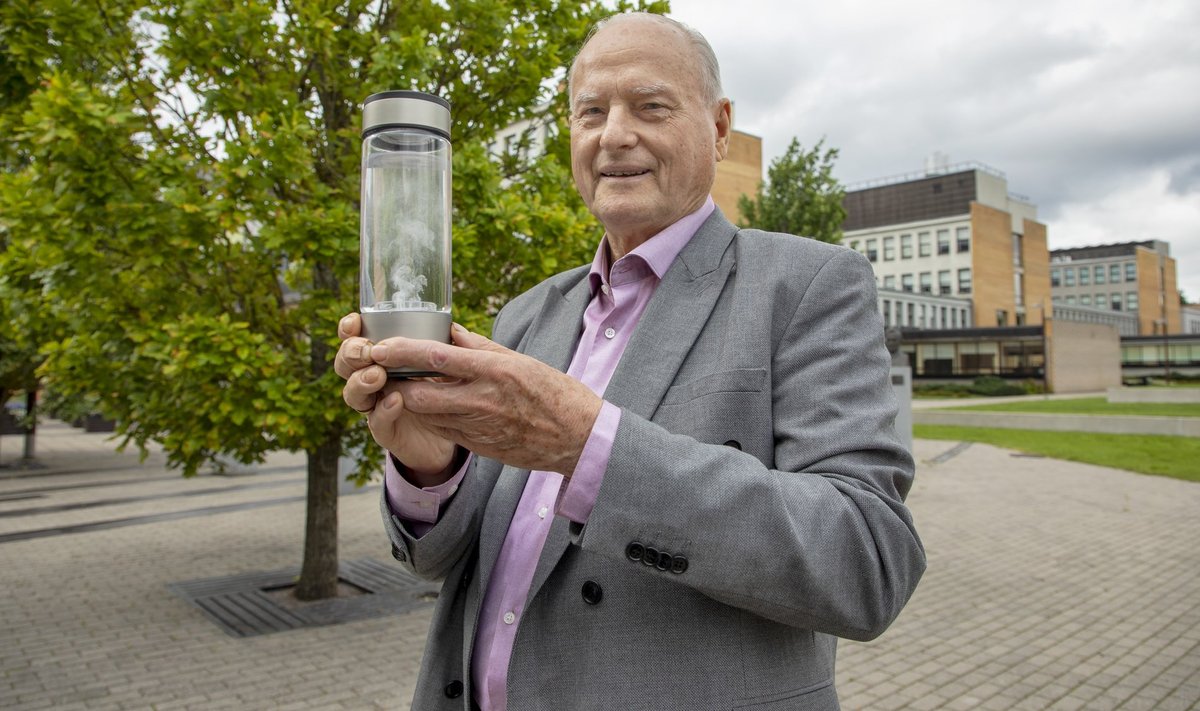 TalTechi emeriitprofessor Rein Munter ja vesinikvee pudel.