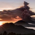 ФОТО: Полеты на Бали прерваны из-за извержения вулкана Агунг