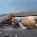 ВИДЕО: Водители автомобилей чудом уцелели, когда самолет выкатился на шоссе