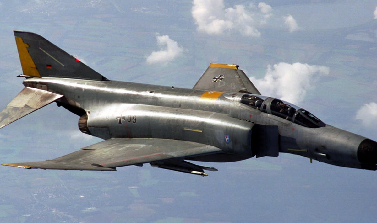 Saksa õhujõudude hävitaja F-4F Phantom, mille sarnane maandub 23. märtsil Tallinna lennujaamas tankimiseks.