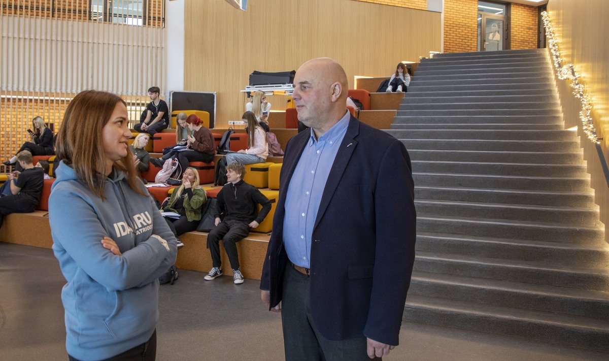 Kohtla-Järve linnapea Virve Linder ja praegune Kohtla-Järve gümnaasiumi direktor, endine pikaaegne Gustav Adolfi gümnaasiumi direktor Hendrik Agur.