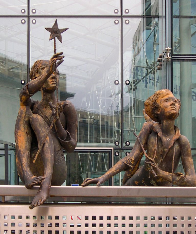 Euroopa Komisjoni majandusdirektoraadi asupaik, Charlemagne' büroohoone Brüsselis. Naisfiguurid maja ees on valmistanud Belgia skulptor René Julien (1937-2016)
