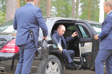 Korralikult hilinenud Vladimir Putin saabus relvastatud turvameeste saatel pressikonverentsile.