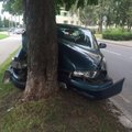 Päev liikluses: Tallinnas kaotas joobes ja lubadeta juht auto üle kontolli ning paiskus teelt välja vastu puud