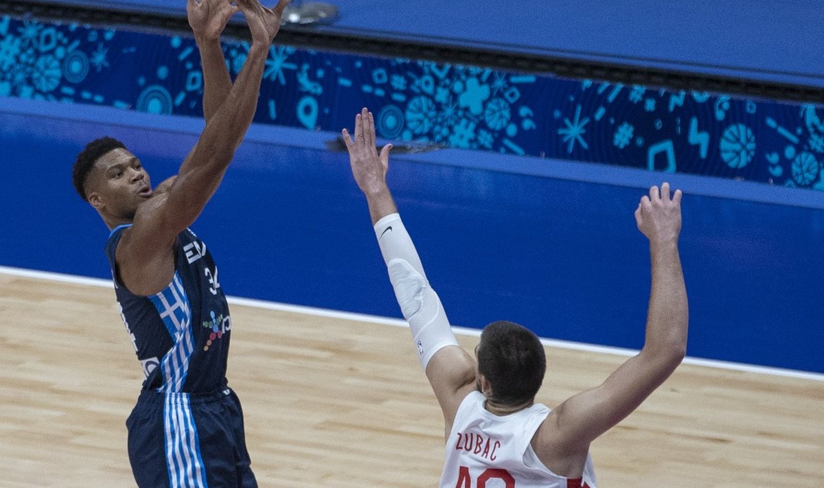 Ivica Zubac takistamas Giánnis Antetokoúnmpo viset.