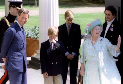 Walesi prints Charles, prints Harry, prints William ja kuningas George VI lesk Elizabeth aastal 1995 Clarence House´i ees.