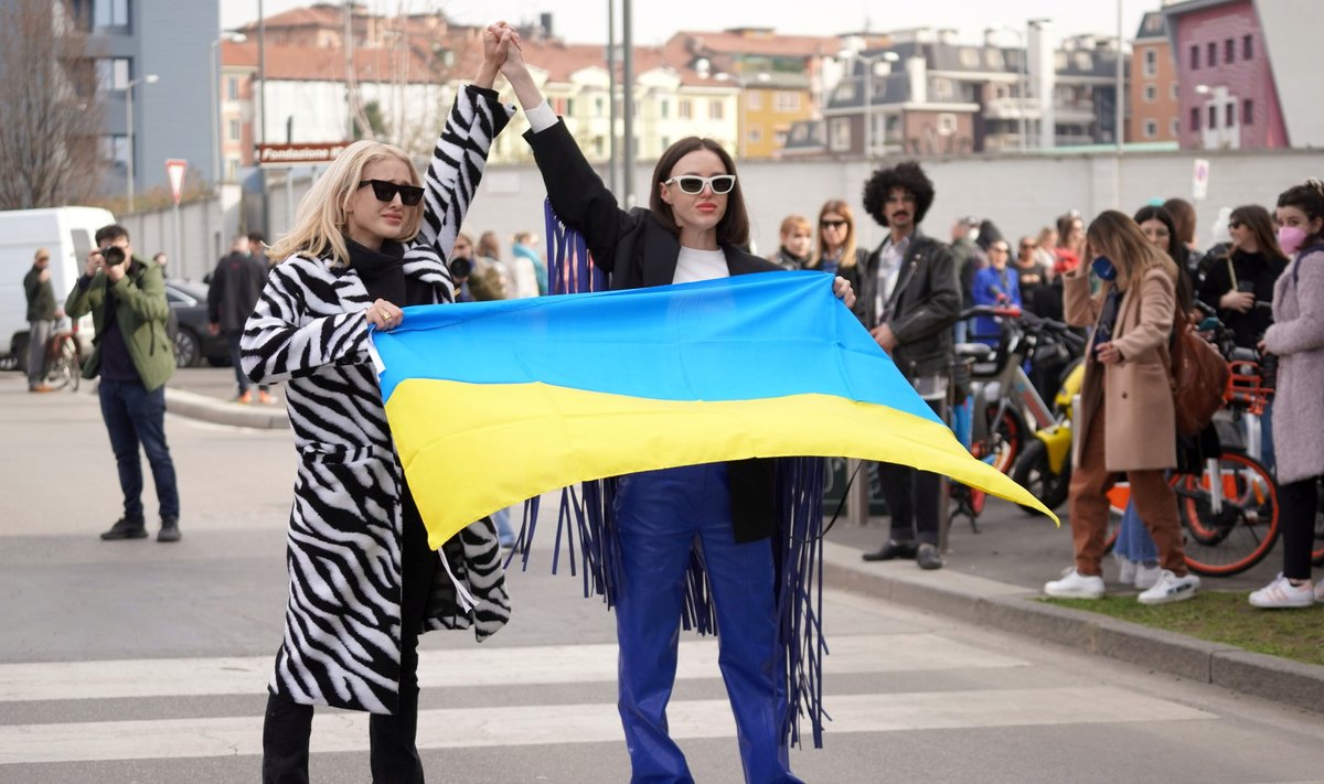 Ukraina lipp Milano moenädalal, vahetult enne Prada värske kollektsiooni esitlust