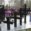 DELFI FOTOD: Kuressaares Kudjape surnuaial mälestati märtsiküüditatuid
