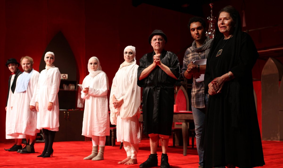 “Antigone” 2012. aasta sügisel Teheranis. Pildil paremal Iraani kuulus näitleja Homa Rousta ning lavastaja Homayun Ghanizadeh koos trupiga.  Nüüd ollakse selle lavastusega Hiinas.