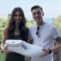Mesut Özil tähistab koos naisega pulma suure heategevusprojektiga: üheskoos kaetakse 1000 lapse operatsioon