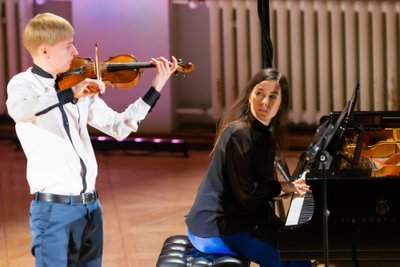 ABIKAASAD Eesti silmapaistvaim viiuldaja, 24aastane Hans Christian Aavik koos pianist Karolina Aavikuga. Õpingukaaslased, kolleegid ja värsked abikaasad esinevad Odessa Classics fesivalil juunis. Hans Christian mängib 1610. aastal Itaalias valmistatud viiulil.