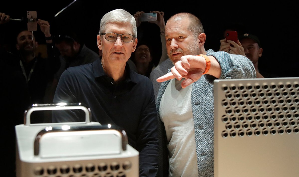 Apple'i peadisainer Jony Ive (paremal) ja ettevõtte juht Tim Cook (vasakul)