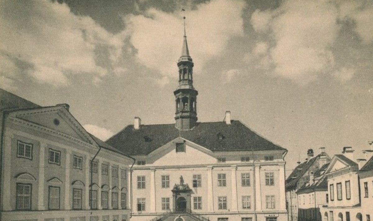 Narva raekoja plats 1930. aastate lõpus. Vasakul börsihoone, paremal viiluga maja vana vaekoda.