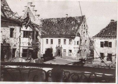 Raekoja platsi põlenud hooned pärast sõda. Suurem osa hooneid olid täiesti taastamiskõlbulikud, aga lammutati 1950. aastate alguses.