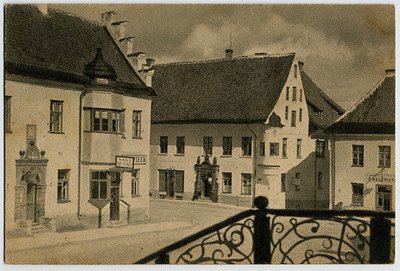 Vaade Narva raekoja trepilt enne Teist maailmasõda. Näha uhked barokkmajad. Vasakul vana apteek. Dominiiklaste klooster asus paremal asuvate majade kohal.