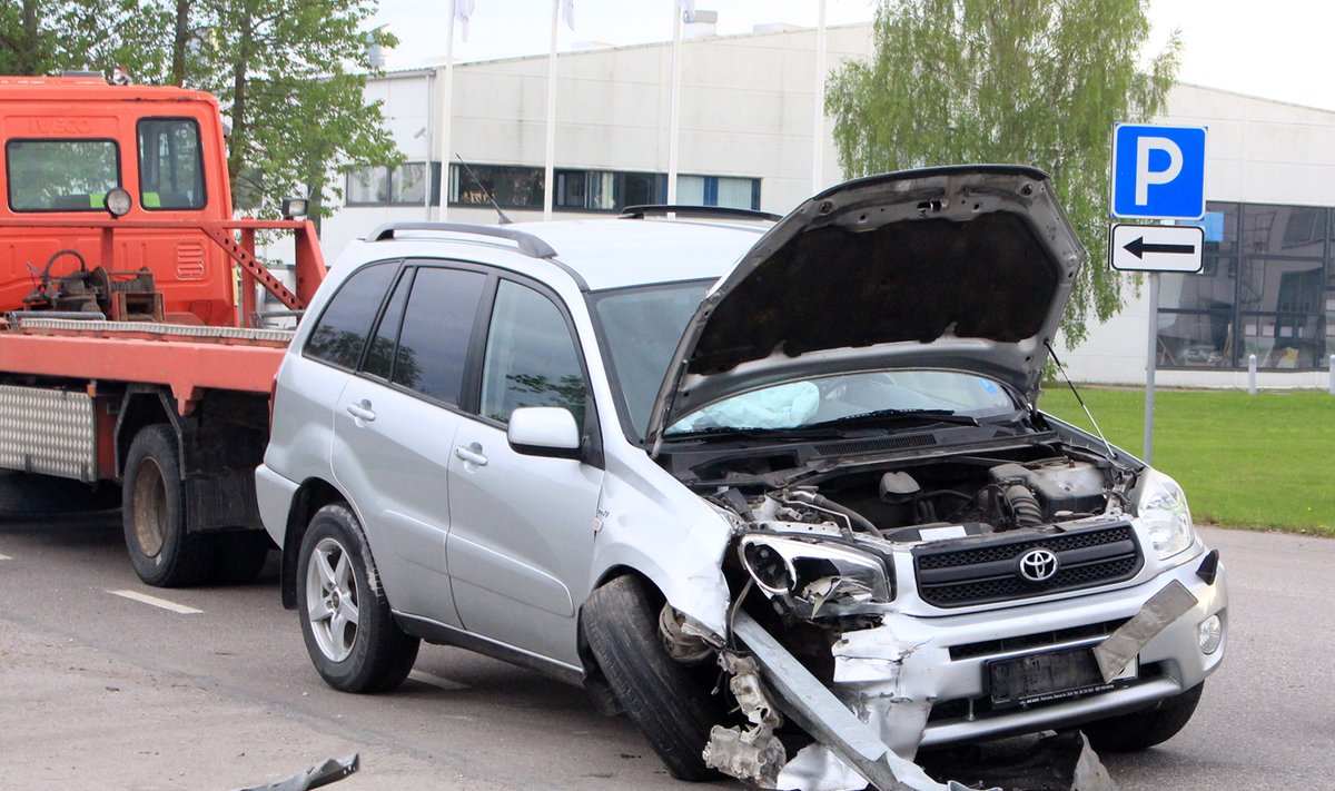 Avarii Toyota RAV 4 Roomassaare teel, sõidukijuht kaldus paremale poole teepeenrale ja sõitis otsa sõiduteed ja parklat eraldavale metallpiirdele. Metallpiire läbistas auto kõrvaistujapoolse  esiosa purustas esiistme 