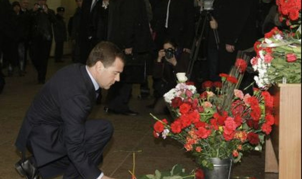 Medvedev metroos ohvrite mälestuseks lilli asetamas 