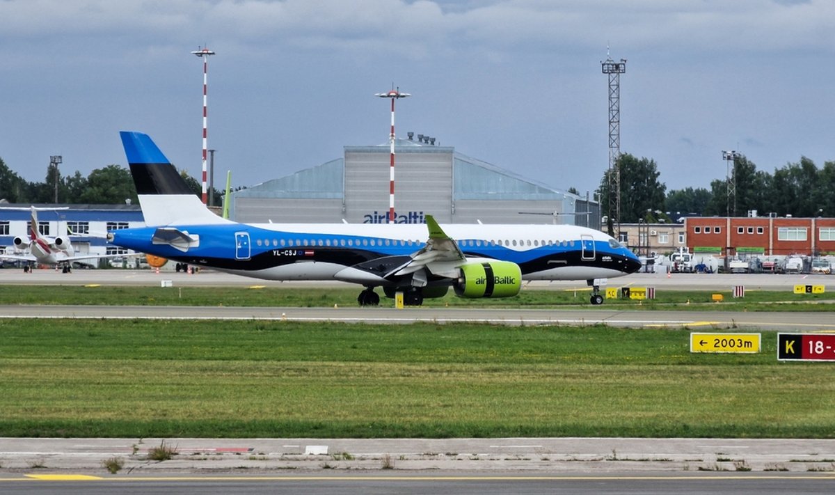 Eesti lipuvärvides Airbus A220-300 Riia lennujaamas.