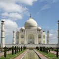 Turist suri Taj Mahalis endlit tehes