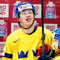 ВИДЕО | Звезда шведского хоккея, получивший по лицу клюшкой, спокойно поднял зуб со льда