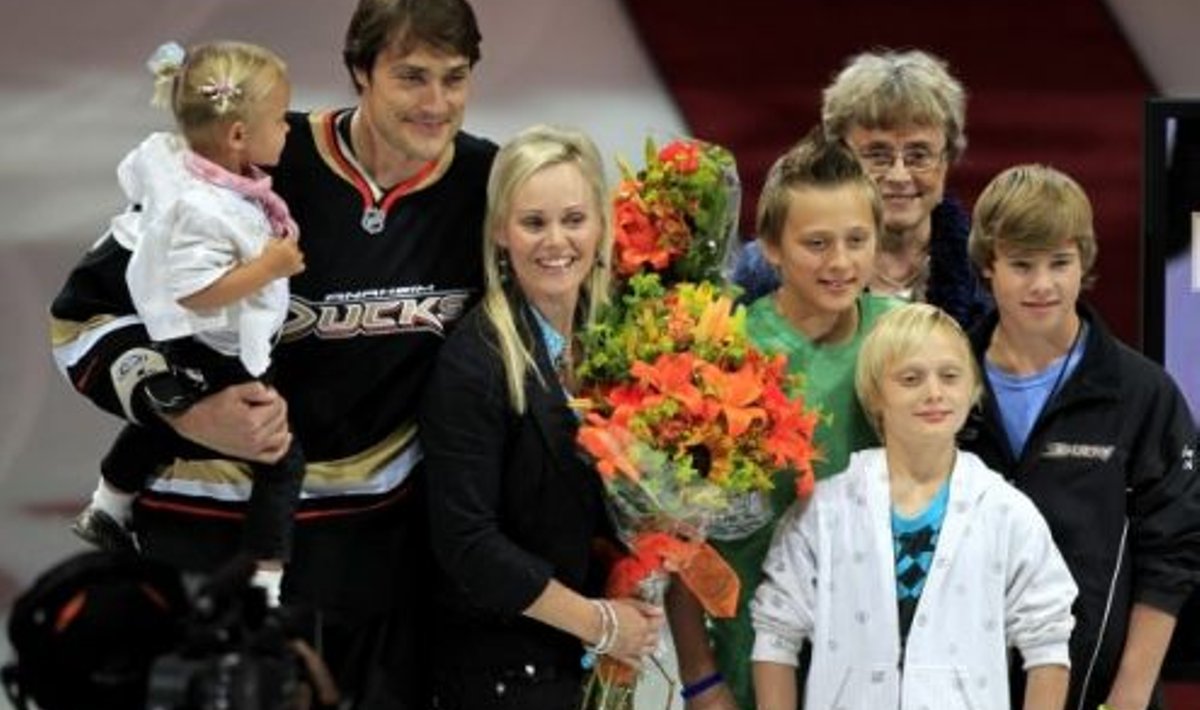 Teemu Selänne koos perega austamistseremoonial, NHL